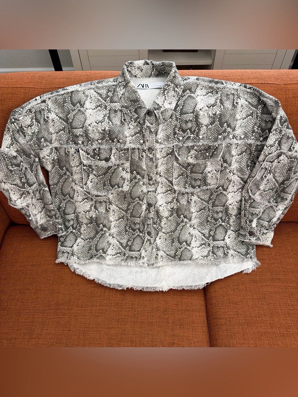 Zara women’s Snake Print Button-Up Shirt Jacket in Gray/White